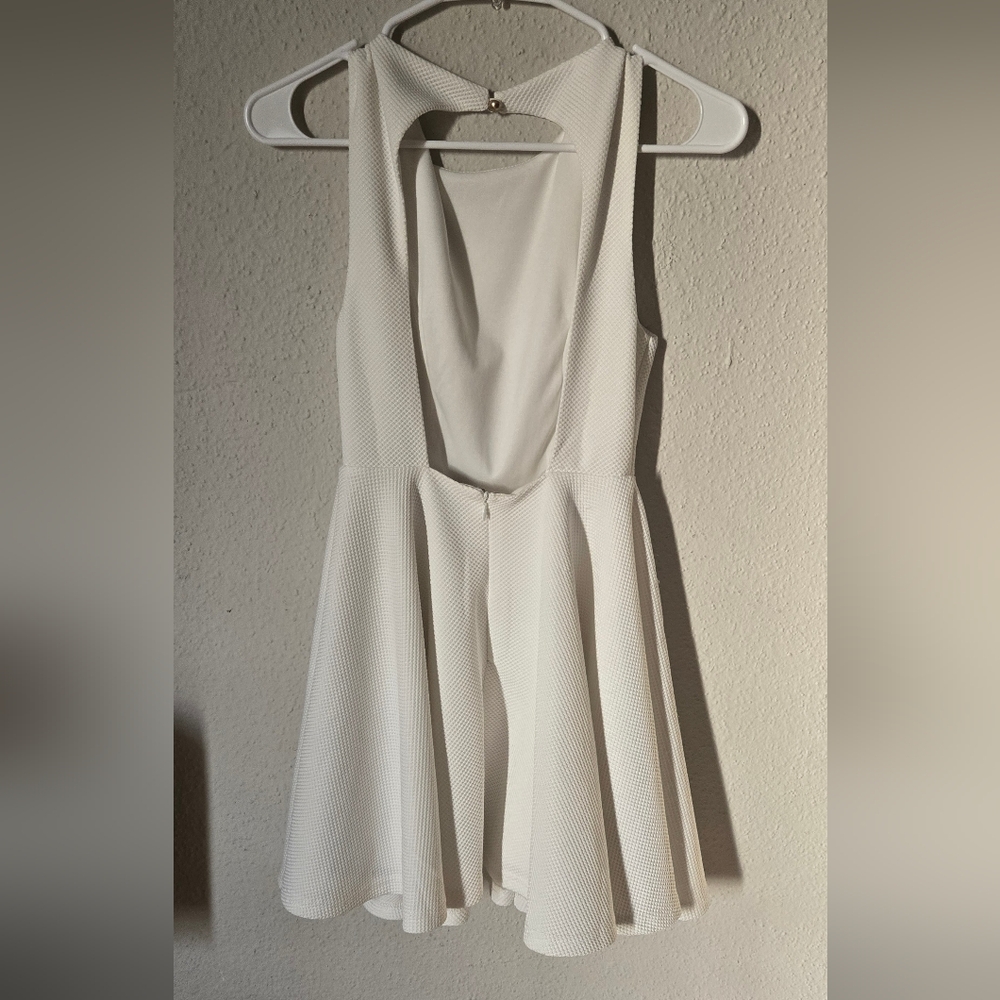 Elegant White Sleeveless Mini Dress - Picture 2 of 9